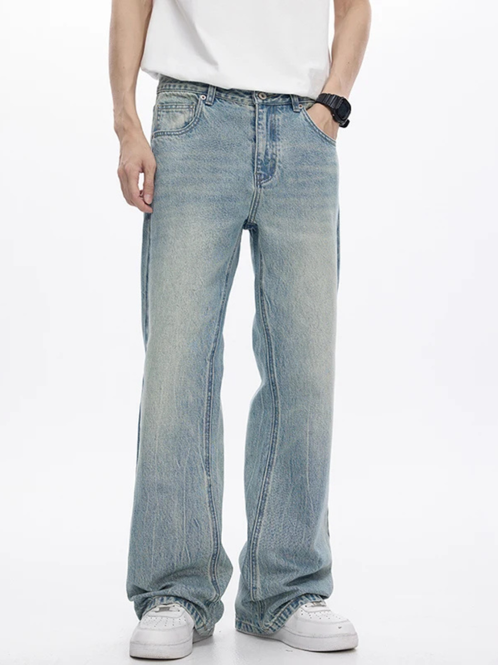 LIGHT WASH JEANS
