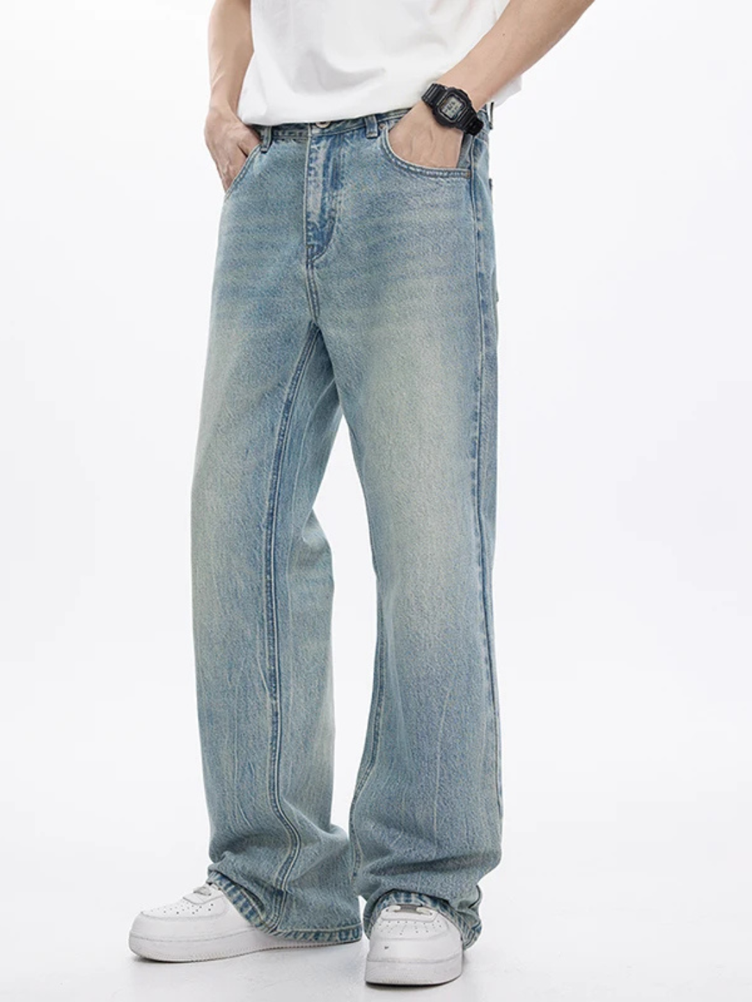 LIGHT WASH JEANS