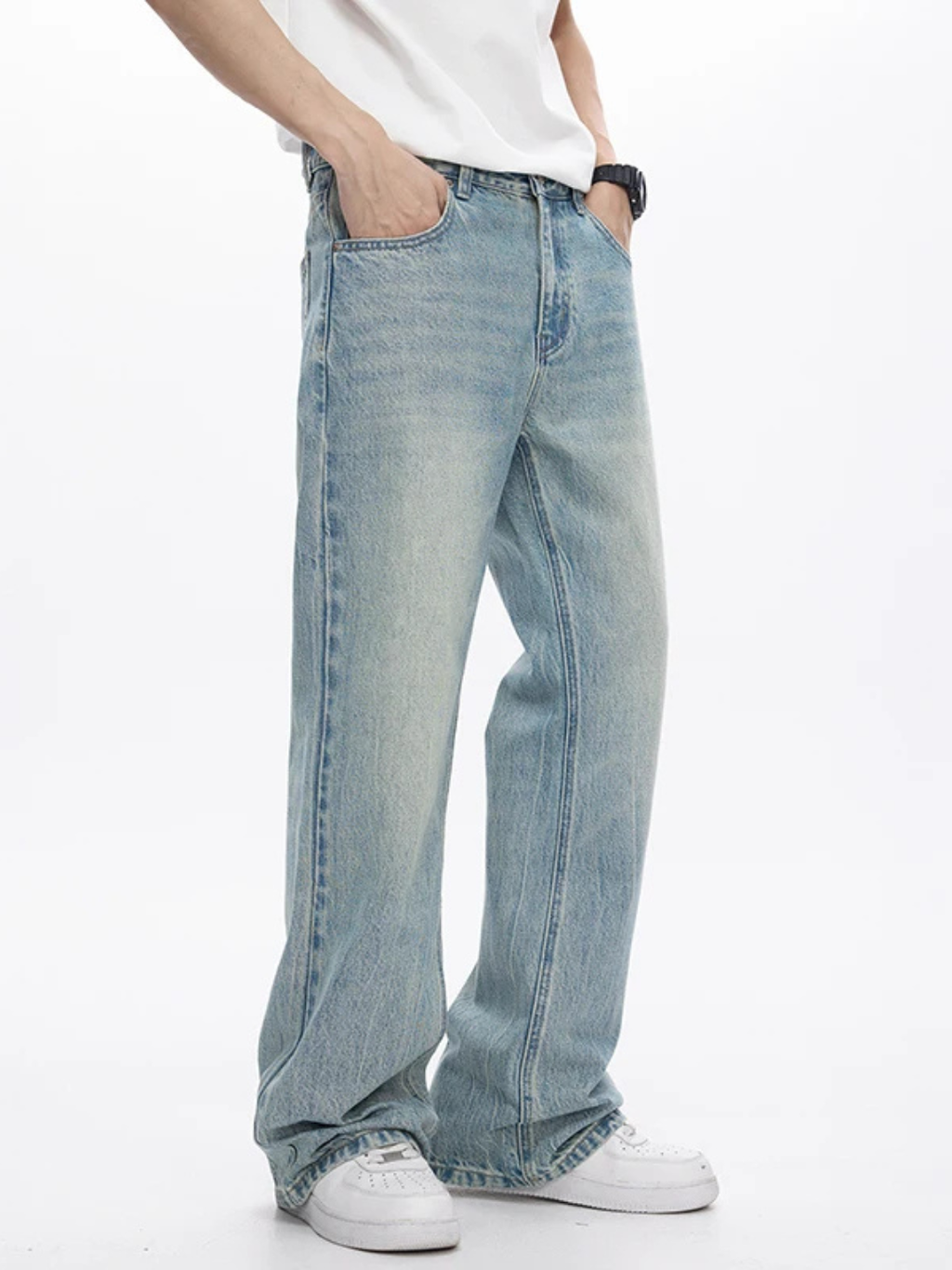 LIGHT WASH JEANS
