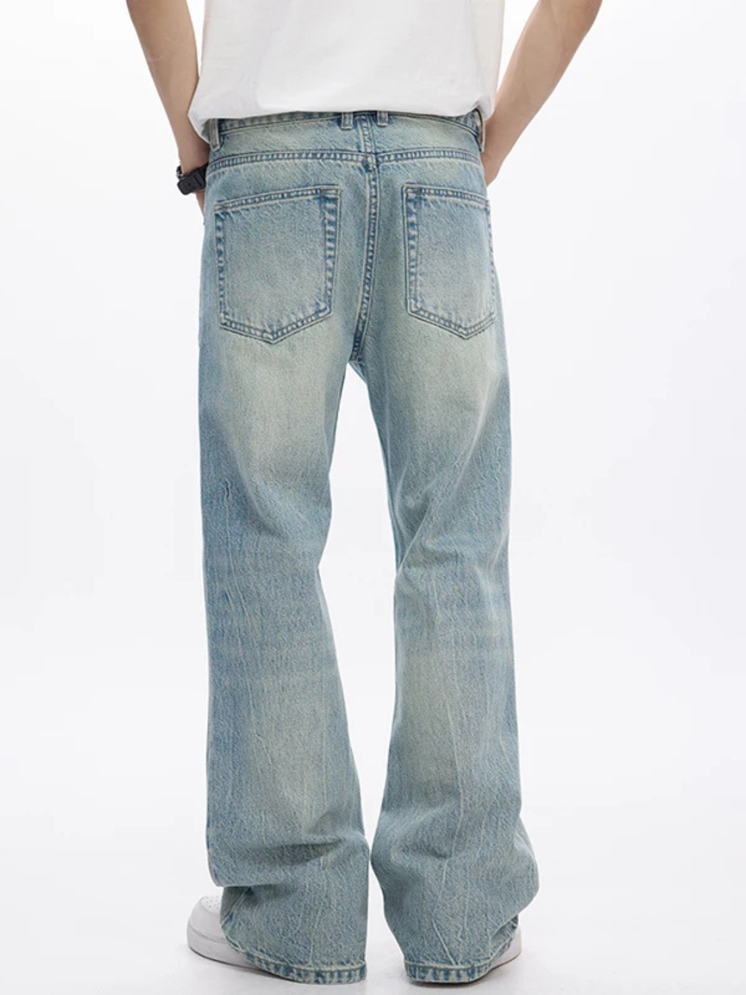 LIGHT WASH JEANS