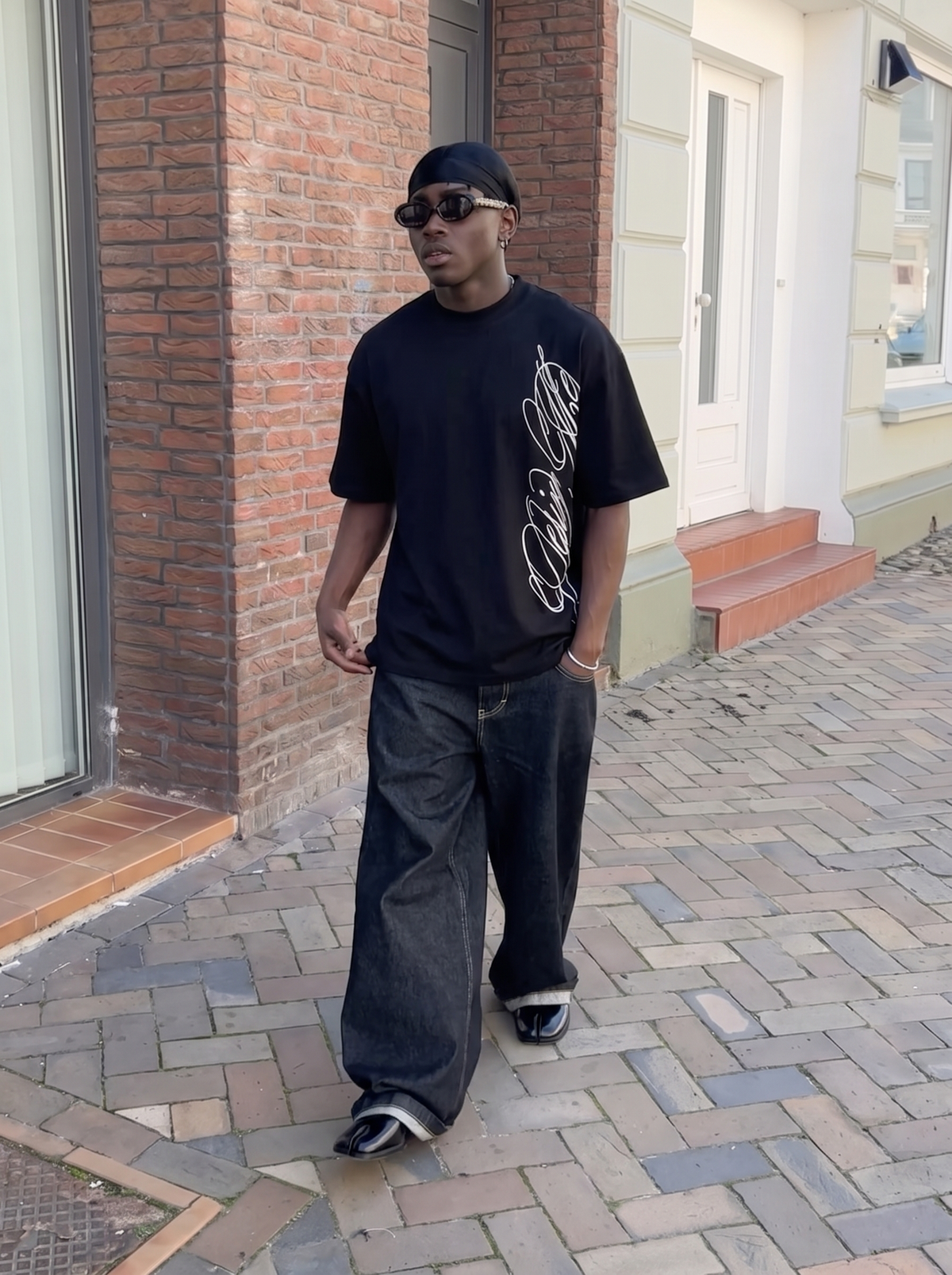 SIDE SCRIPT TEE