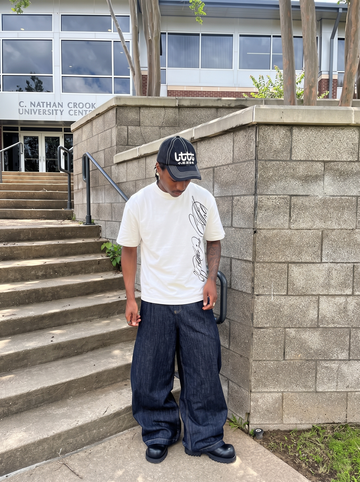 SIDE SCRIPT TEE