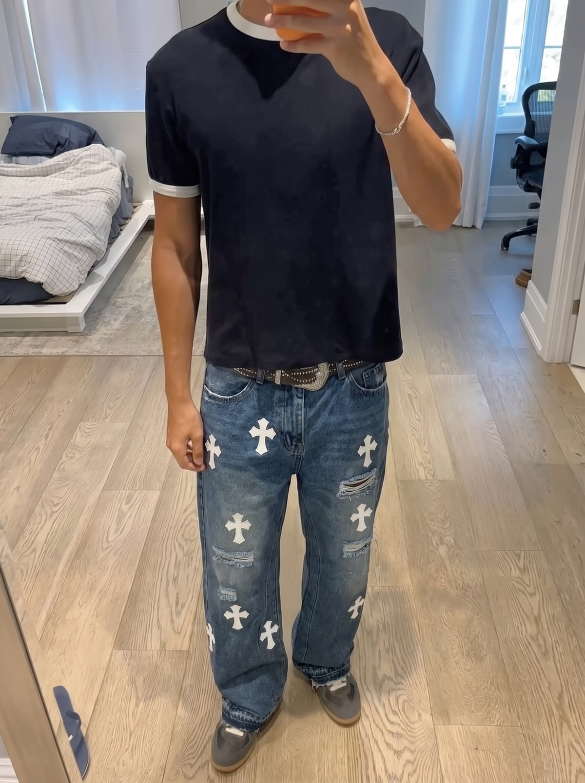CROSS PATCH DISTRESSED JEANS